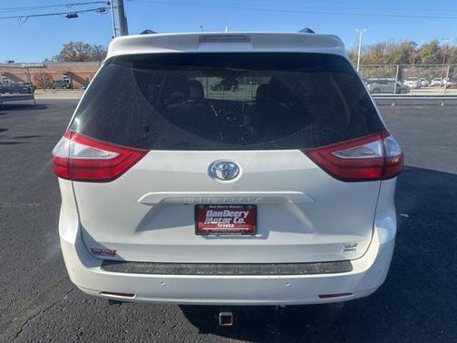 2018 Toyota Sienna XLE