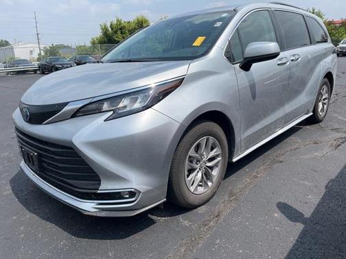 2023 Toyota Sienna XLE 8 Passenger