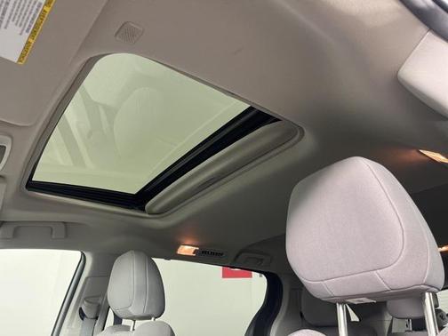 2022 Toyota Sienna LE