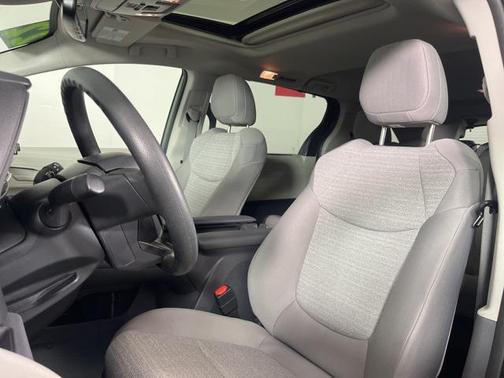 2022 Toyota Sienna LE