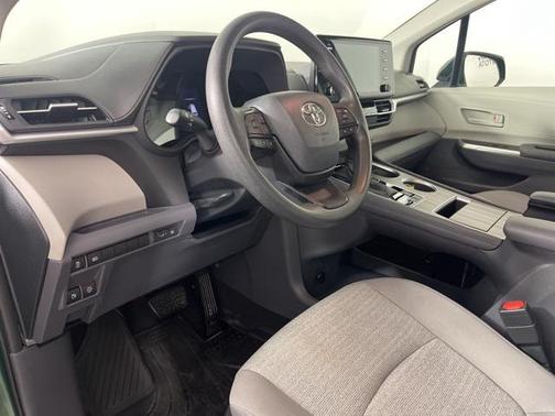 2022 Toyota Sienna LE