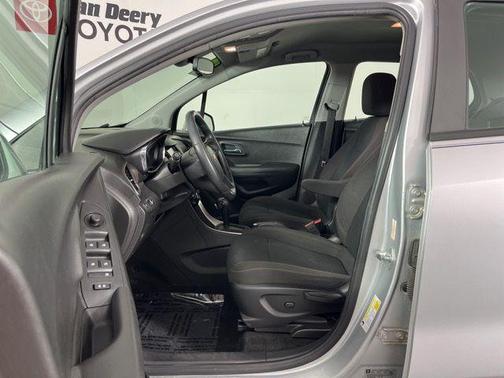 Silver Ice Metallic 2018 Chevrolet Trax LS