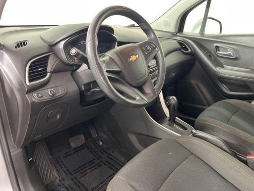 Silver Ice Metallic 2018 Chevrolet Trax LS