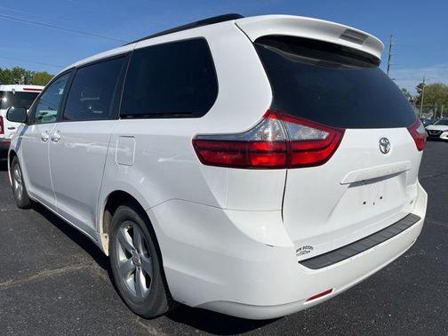 Super White 2015 Toyota Sienna LE