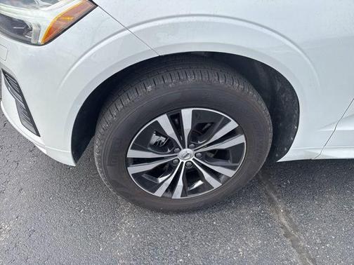 Crystal White Metallic 2023 Volvo XC60 B5 Core