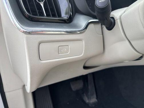Crystal White Metallic 2023 Volvo XC60 B5 Core