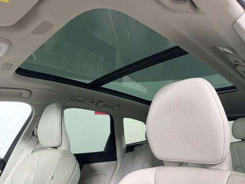 Crystal White Metallic 2023 Volvo XC60 B5 Core