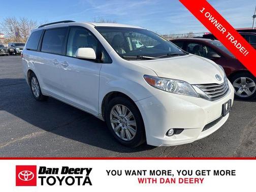 Blizzard Pearl 2017 Toyota Sienna XLE Premium