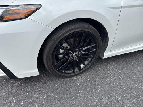 Wind Chill Pearl/Midnight Black Metallic 2021 Toyota Camry XSE