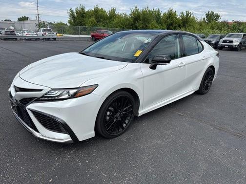Wind Chill Pearl/Midnight Black Metallic 2021 Toyota Camry XSE