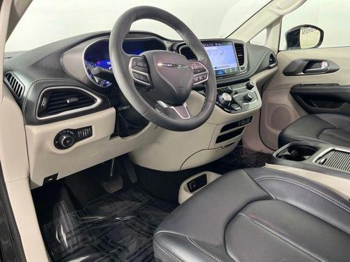 Diamond Black Crystal Pearlcoat 2024 Chrysler Pacifica Touring L