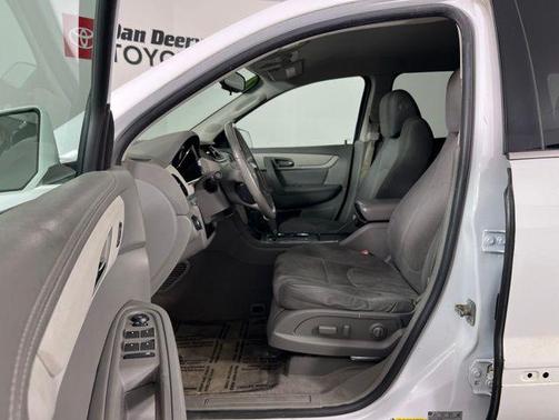 Summit White 2017 Chevrolet Traverse 1LT