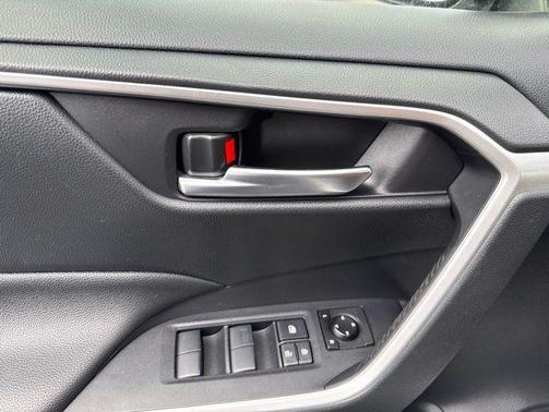 Super White 2019 Toyota RAV4 Hybrid XLE