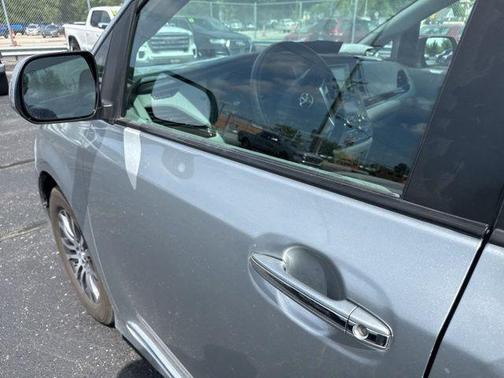 Celestial Silver Metallic 2019 Toyota Sienna XLE
