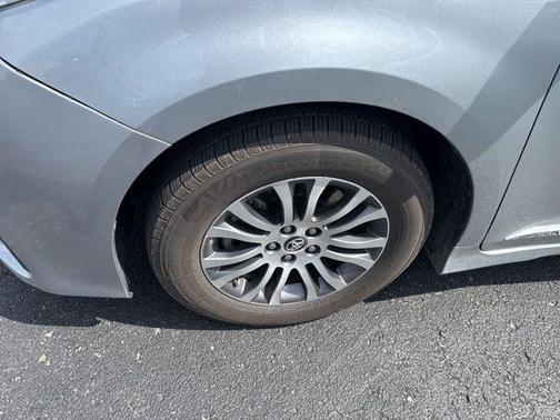 Celestial Silver Metallic 2019 Toyota Sienna XLE