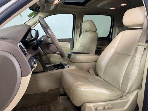 White Diamond Tricoat 2011 Chevrolet Suburban 1500 LTZ