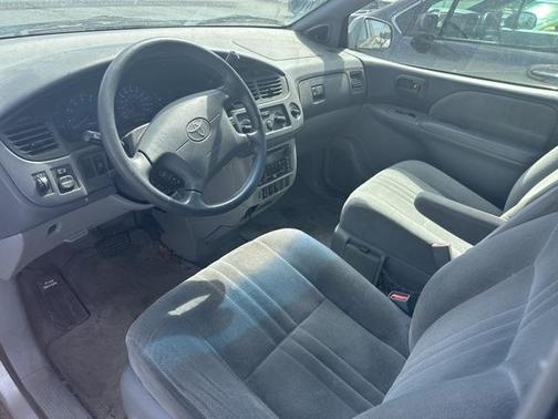 2003 Toyota Sienna LE