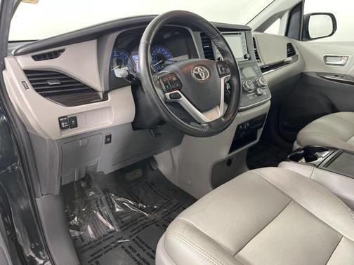 2020 Toyota Sienna XLE