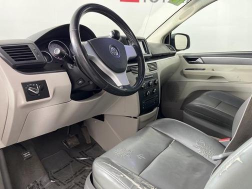 2010 Volkswagen Routan SE