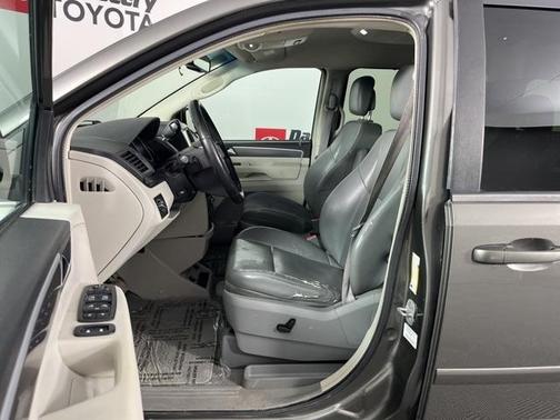 2010 Volkswagen Routan SE