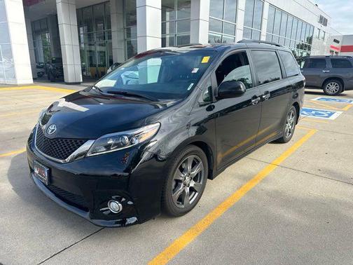 Midnight Black Metallic 2017 Toyota Sienna SE Premium