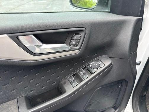 Oxford White 2020 Ford Escape SE