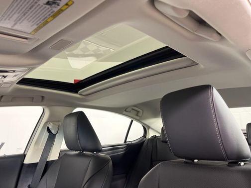 2023 Lexus ES 300h Base