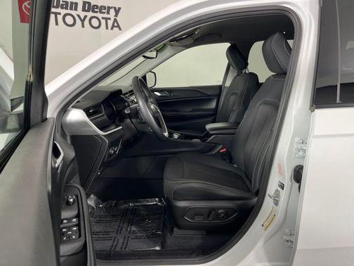 Bright White Clearcoat 2023 Jeep Grand Cherokee Laredo