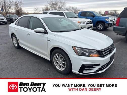 Pure White 2018 Volkswagen Passat 2.0T R-Line
