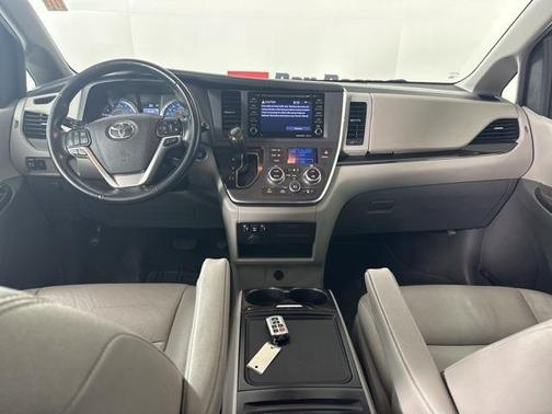 2019 Toyota Sienna XLE