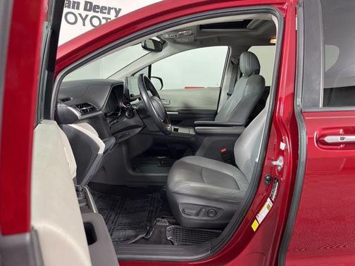 2021 Toyota Sienna XLE 8 Passenger