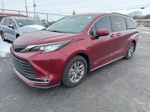 2021 Toyota Sienna XLE 8 Passenger