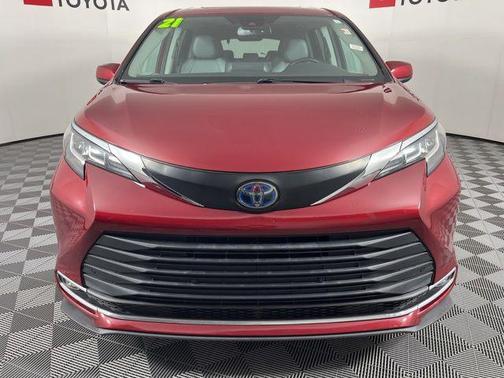 2021 Toyota Sienna XLE 8 Passenger