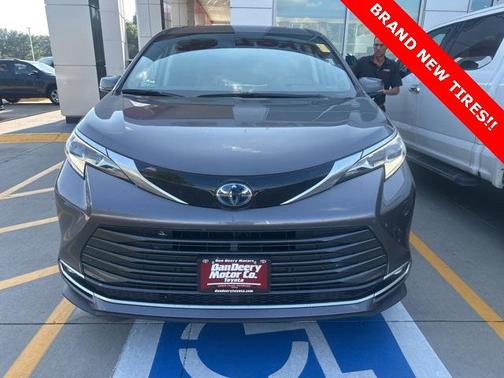 2023 Toyota Sienna Platinum 7 Passenger