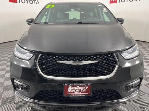 Diamond Black Crystal Pearlcoat 2025 Chrysler Pacifica L