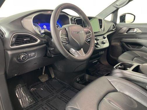 Diamond Black Crystal Pearlcoat 2025 Chrysler Pacifica L