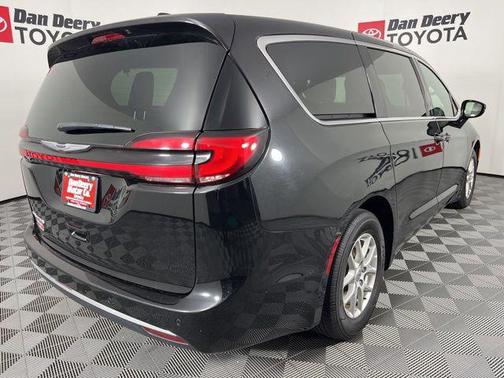 Diamond Black Crystal Pearlcoat 2025 Chrysler Pacifica L