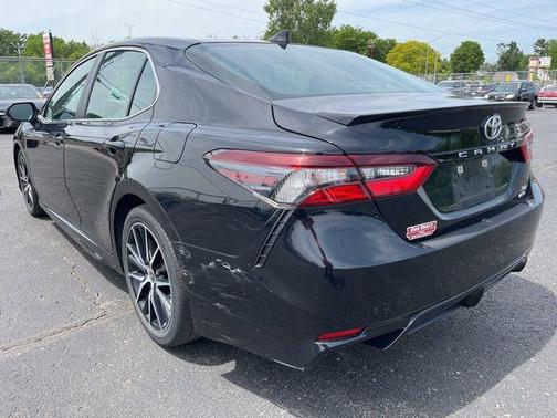 Midnight Black Metallic 2021 Toyota Camry SE