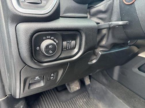 Bright White Clearcoat 2020 RAM 1500 Laramie