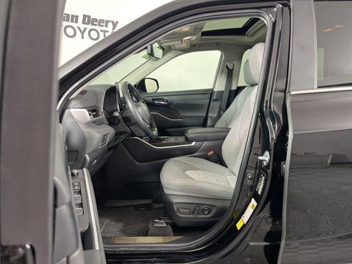 Cement 2023 Toyota Highlander Hybrid XLE