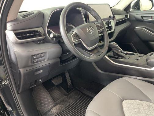 Cement 2023 Toyota Highlander Hybrid XLE