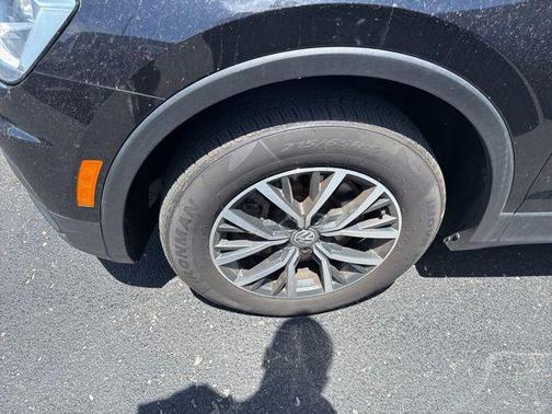 Deep Black 2019 Volkswagen Tiguan 2.0T SE