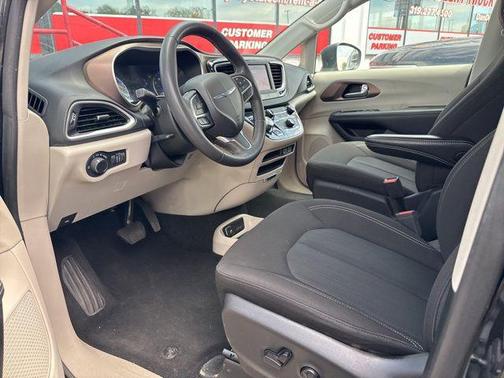 Brilliant Black Crystal Pearlcoat 2023 Chrysler Voyager LX