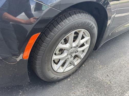 Brilliant Black Crystal Pearlcoat 2023 Chrysler Voyager LX