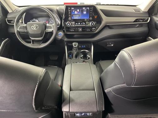 2022 Toyota Highlander Hybrid XLE