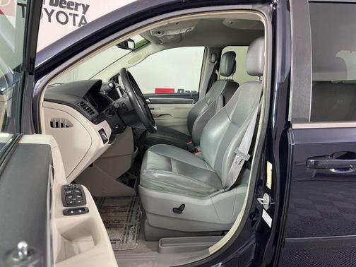 2010 Volkswagen Routan SE