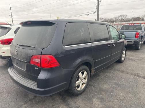 2010 Volkswagen Routan SE