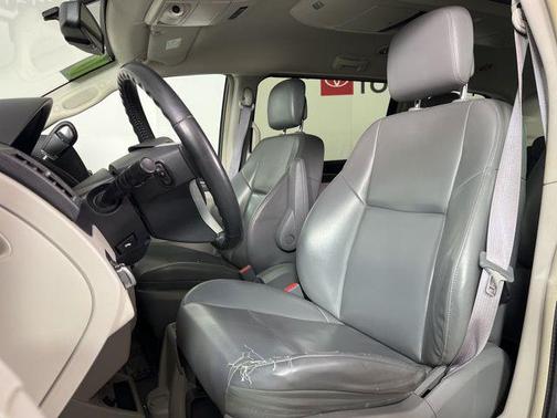 2010 Volkswagen Routan SE