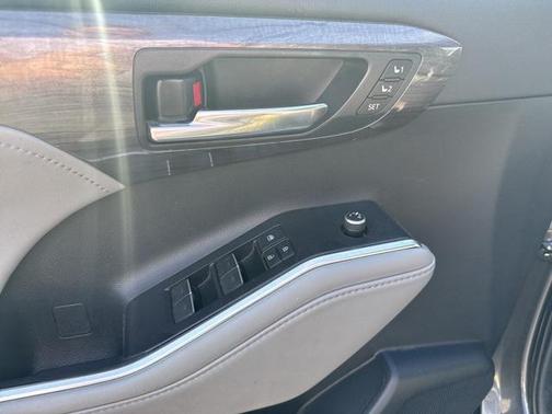 2022 Toyota Highlander Hybrid Platinum