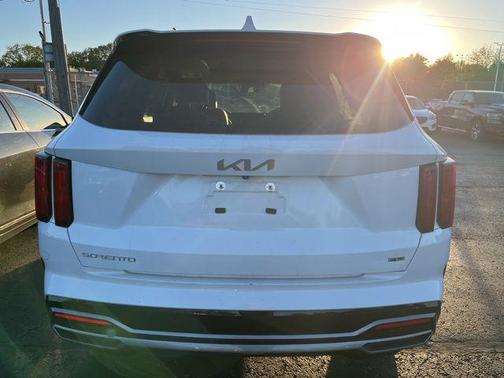 Glacial White Pearl 2023 Kia Sorento SX